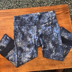 UNDER ARMOUR LEGGINGS SIZE MEDIUM